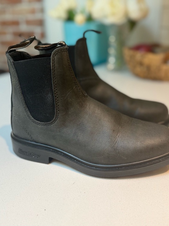 Blundstone Shoes - Blundstone Classic Chelsea Boots. US 8.5. Australian 5.5.